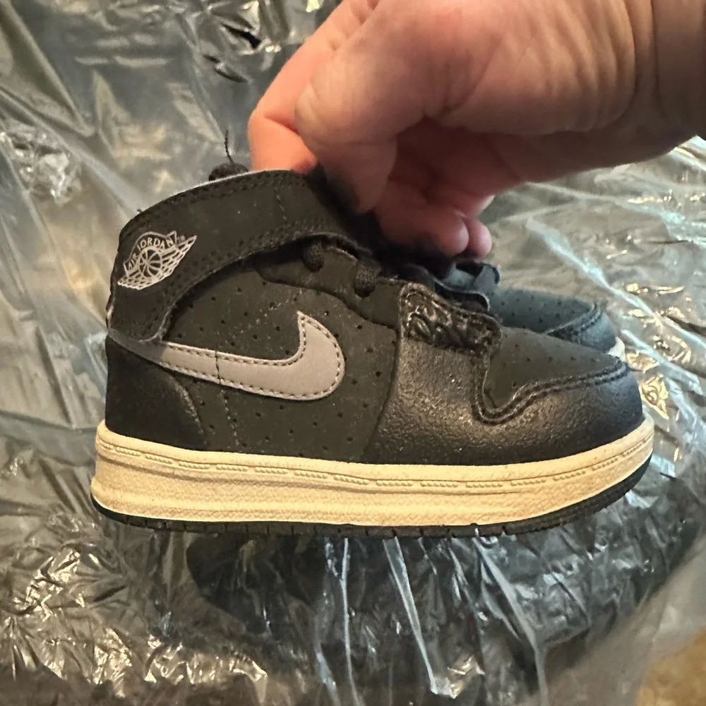 Jordan black grey